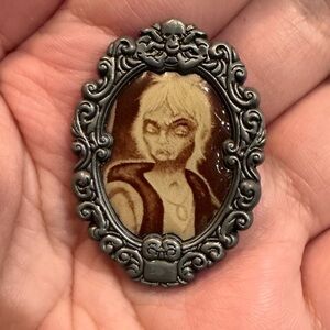 Disney RARE Haunted Mansion Cameo Portrait Pin Lady with White Hair